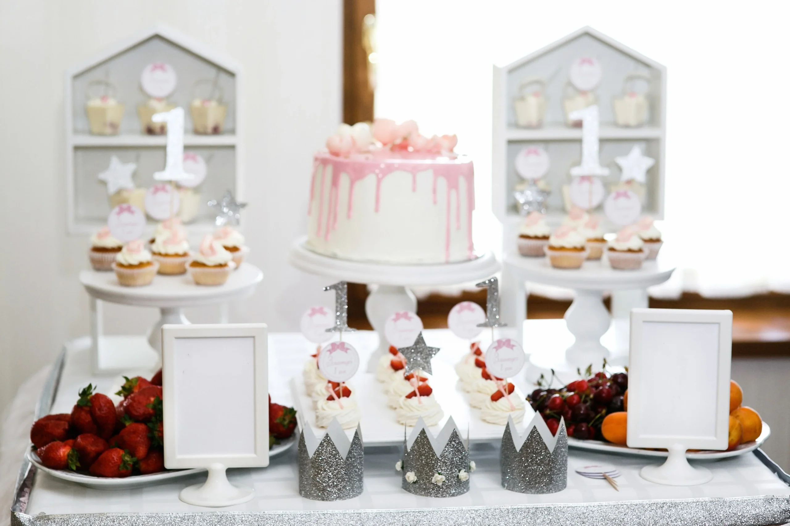 silver-crowns-stand-table-with-pink-celebration-hive